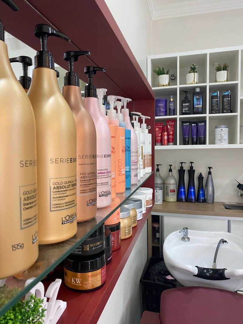 Lavatório com produtos de linha profissional