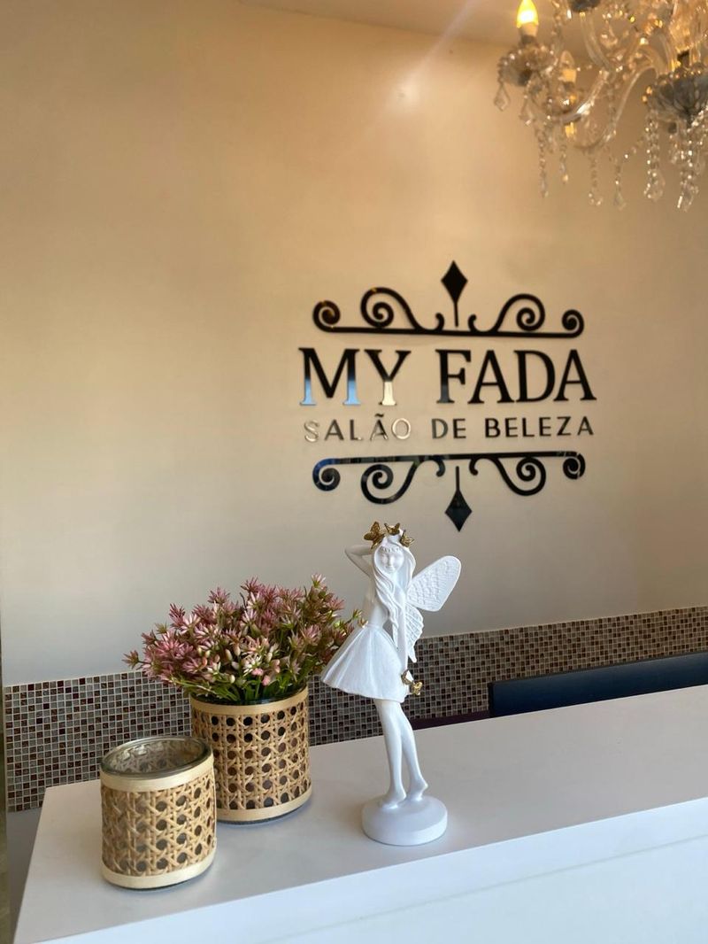Recepção do My Fada com o logo do salão, a estatueta da fada e o lustre